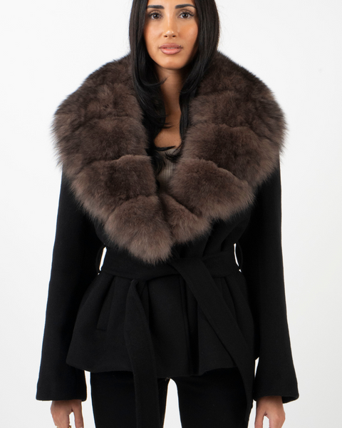 Abrigo negro con cuello de piel y cinturón ajustable