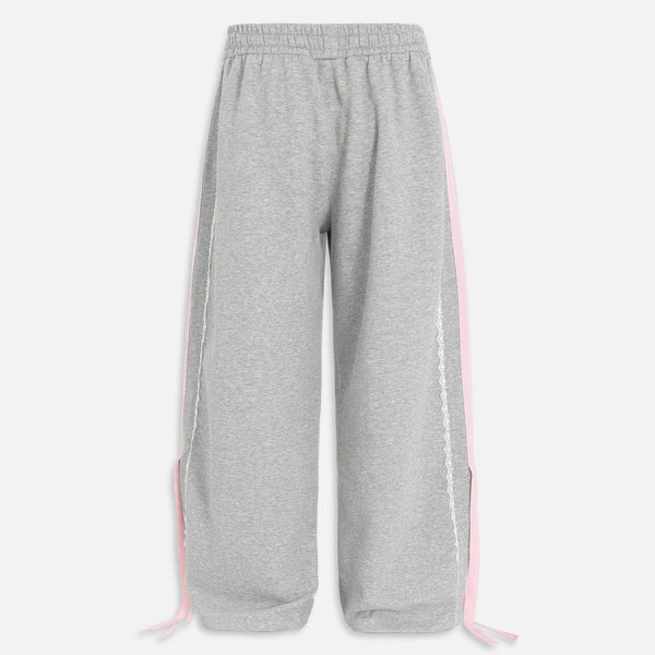 Pantalón baggy con bandas rosas y lazos laterales