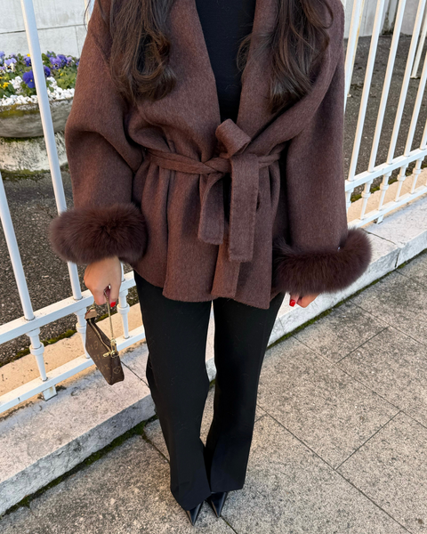 ABRIGO CHIC CON PUÑOS DE PELO