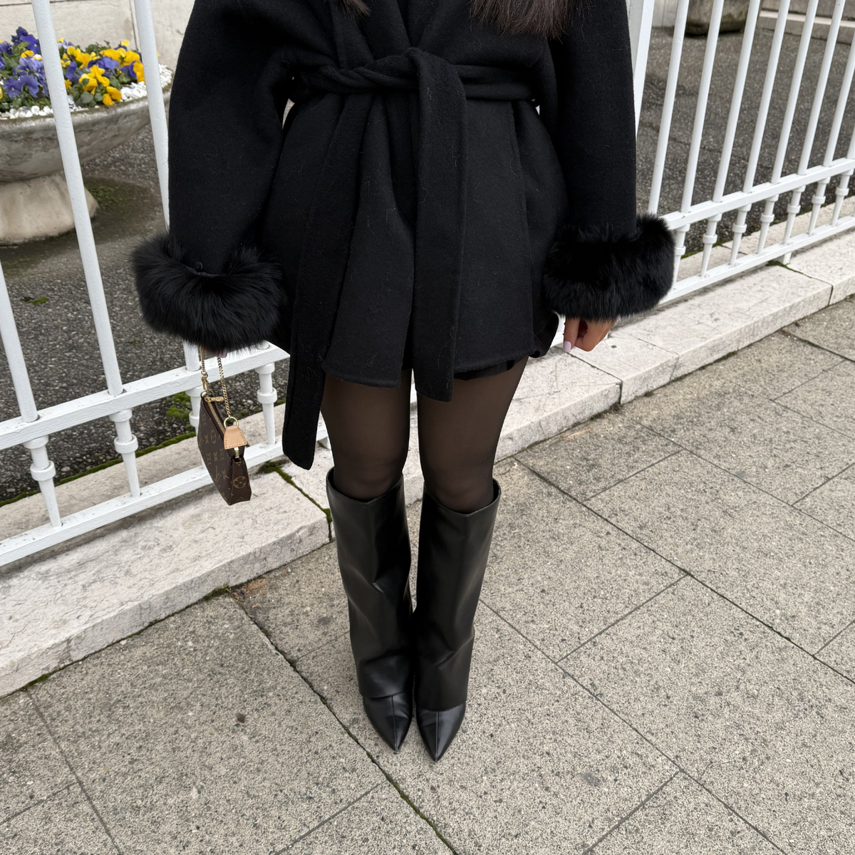 ABRIGO CHIC CON PUÑOS DE PELO