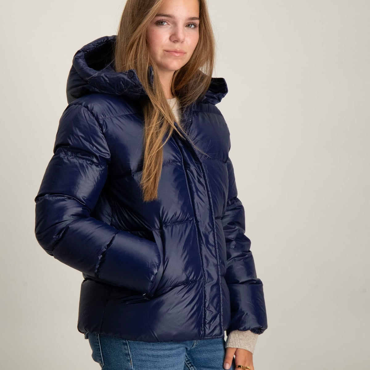 Chaqueta acolchada corta con capucha