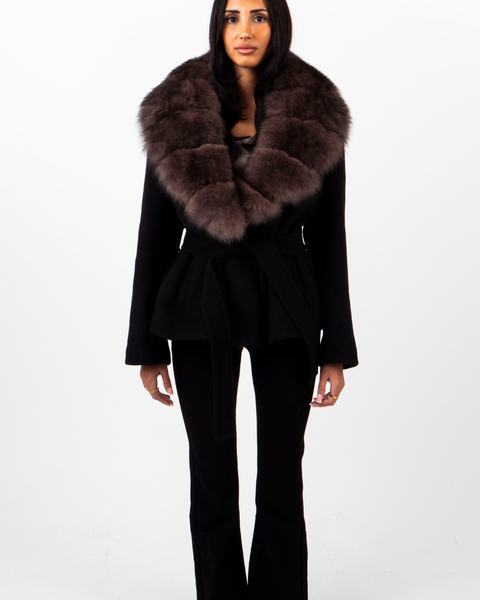 Abrigo negro con cuello de piel y cinturón ajustable