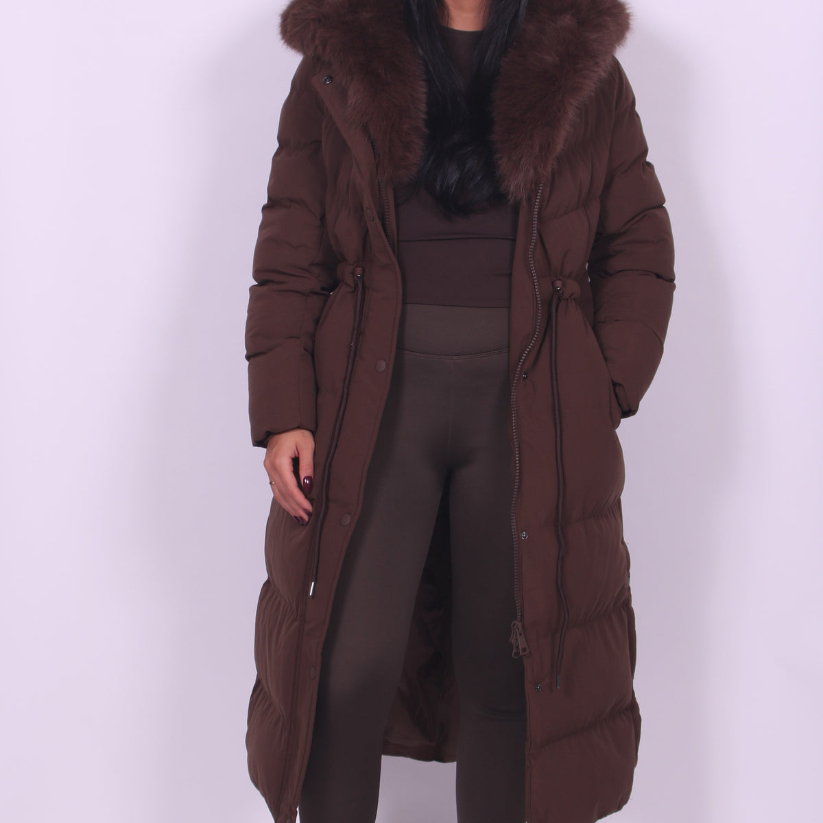 Abrigo acolchado largo con cuello de pelo
