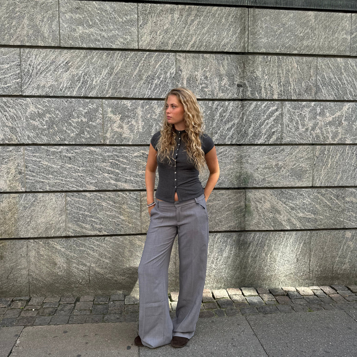 pantalón de corte ampli