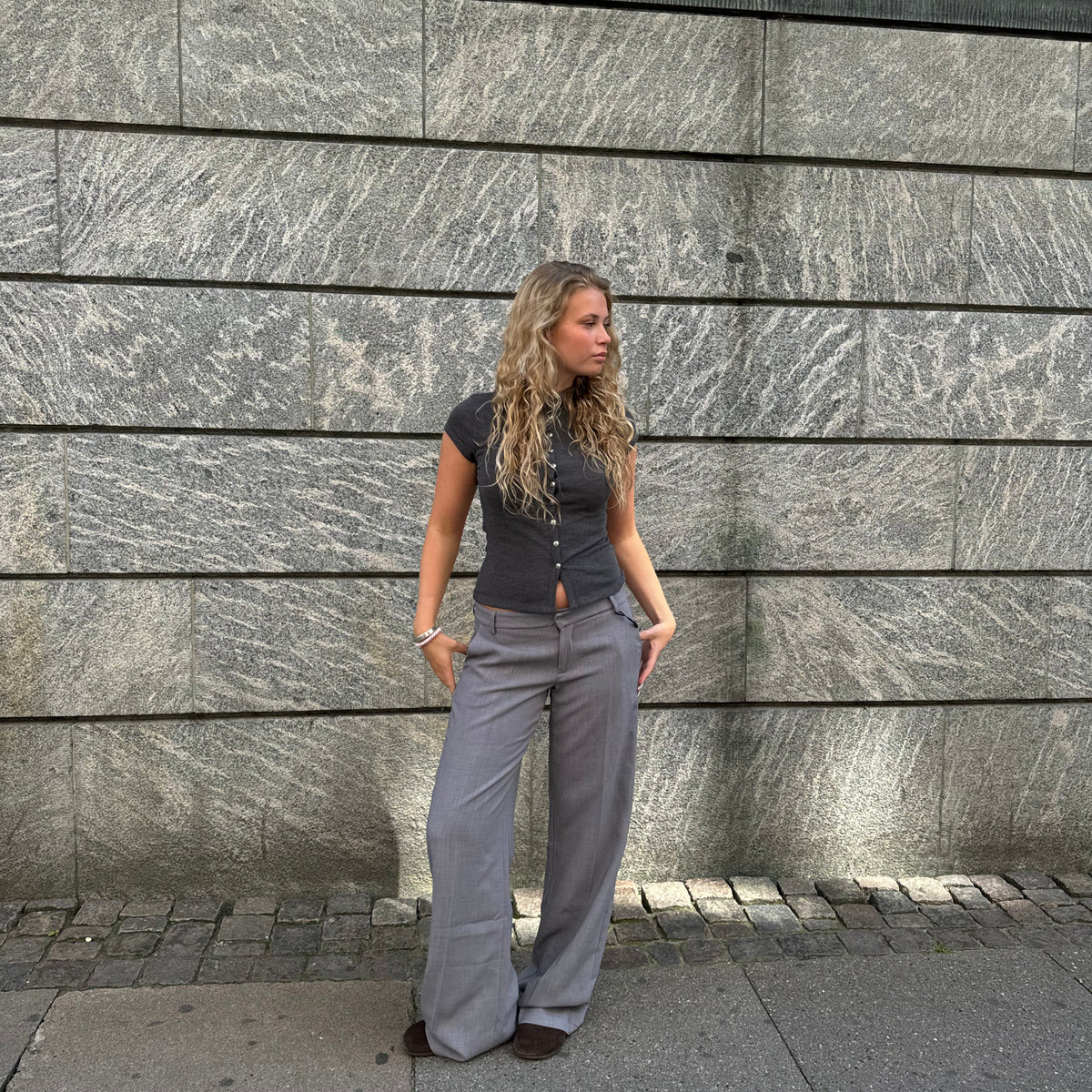 pantalón de corte ampli