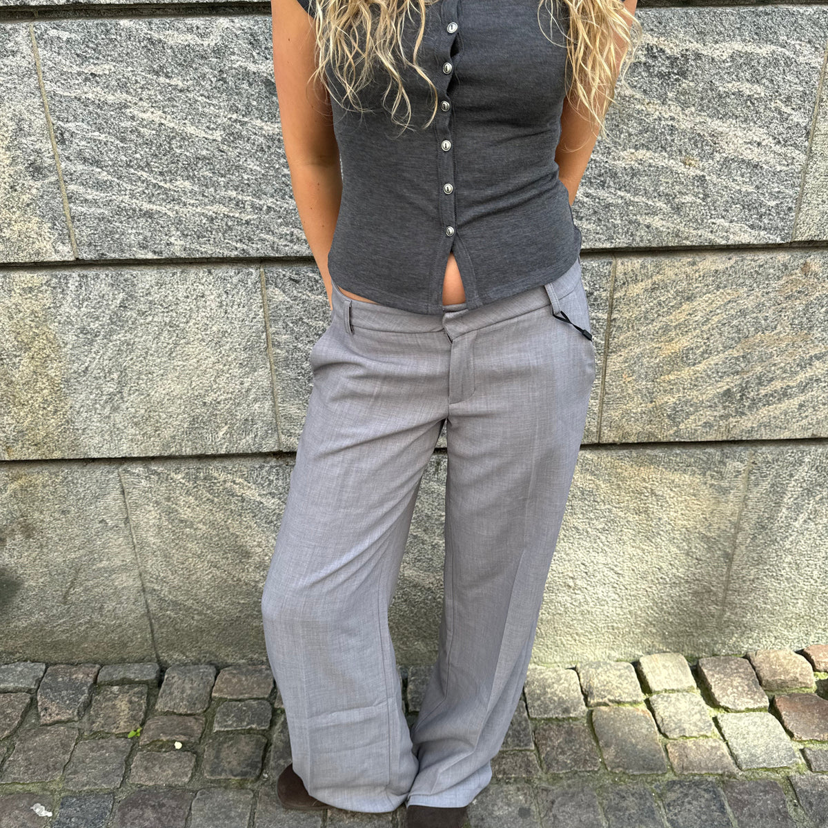 pantalón de corte ampli