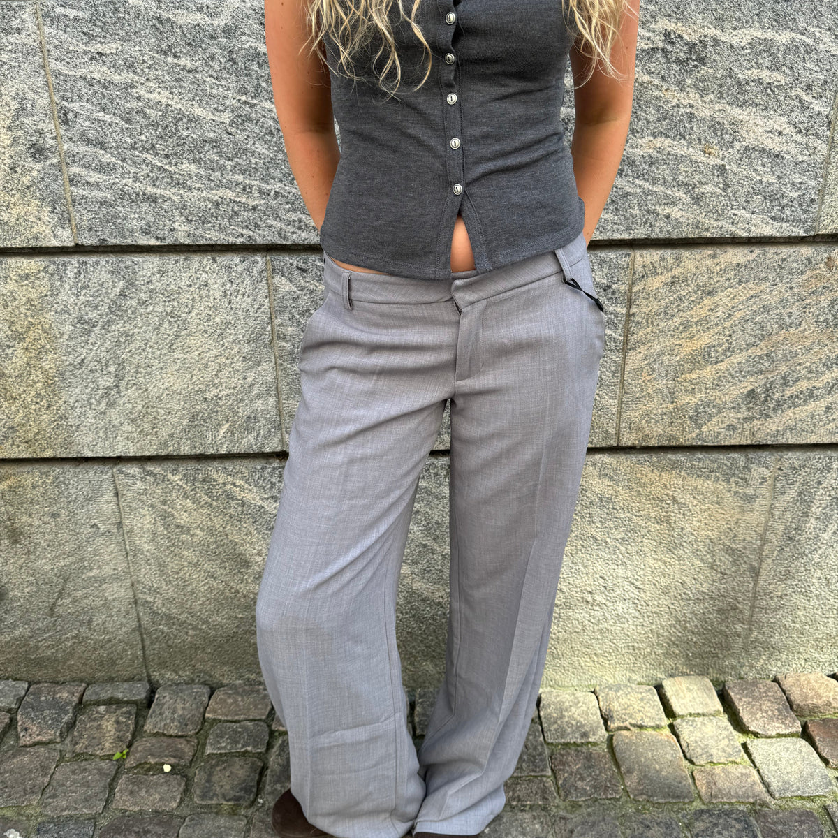 pantalón de corte ampli