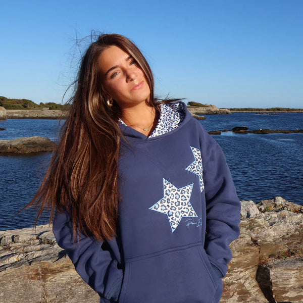 Sudadera con capucha y estrellas animal print