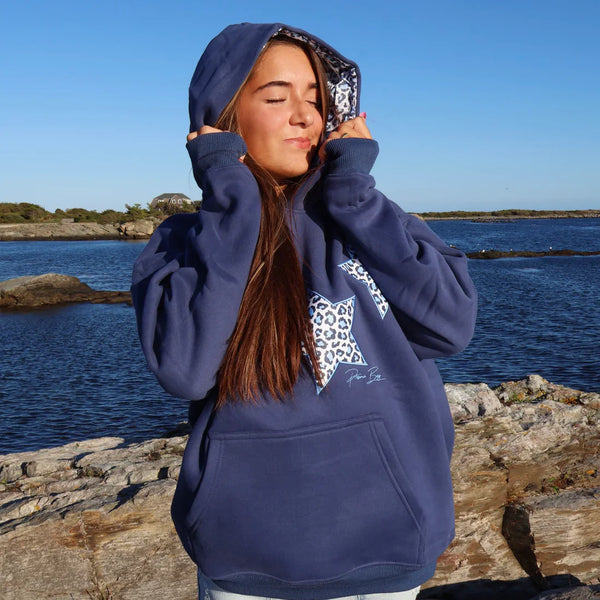 Sudadera con capucha y estrellas animal print