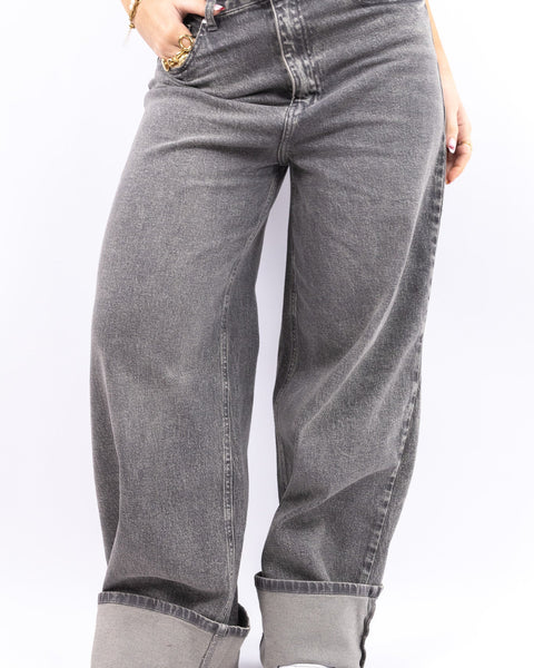 Vaquero gris de corte recto con pernera ancha