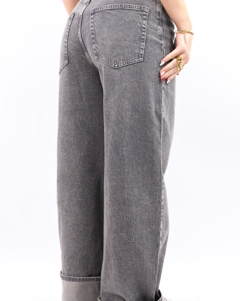 Vaquero gris de corte recto con pernera ancha