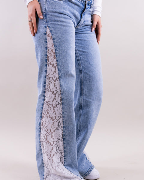 Vaquero recto con paneles de encaje