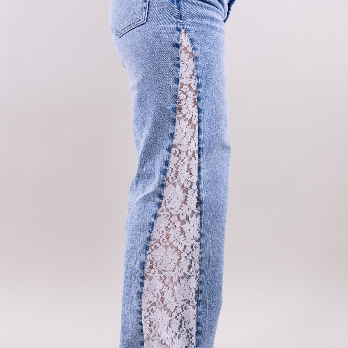 Vaquero recto con paneles de encaje