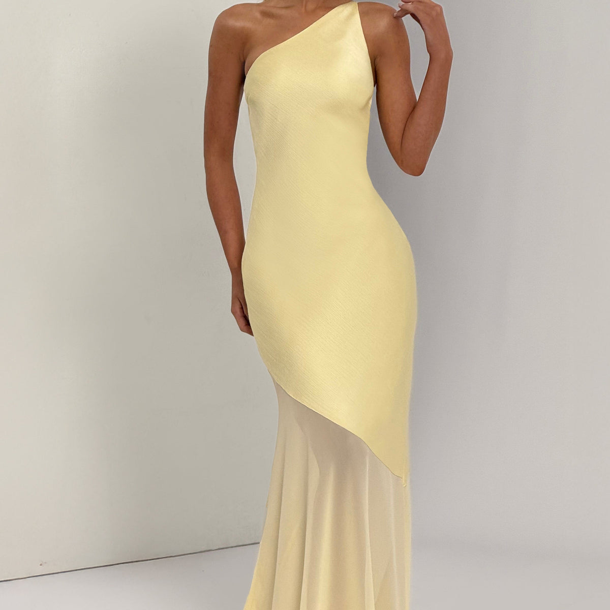 Vestido largo asimétrico amarillo pastel