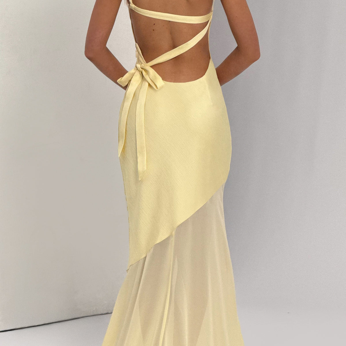 Vestido largo asimétrico amarillo pastel