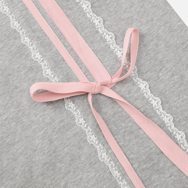 Pantalón baggy con bandas rosas y lazos laterales