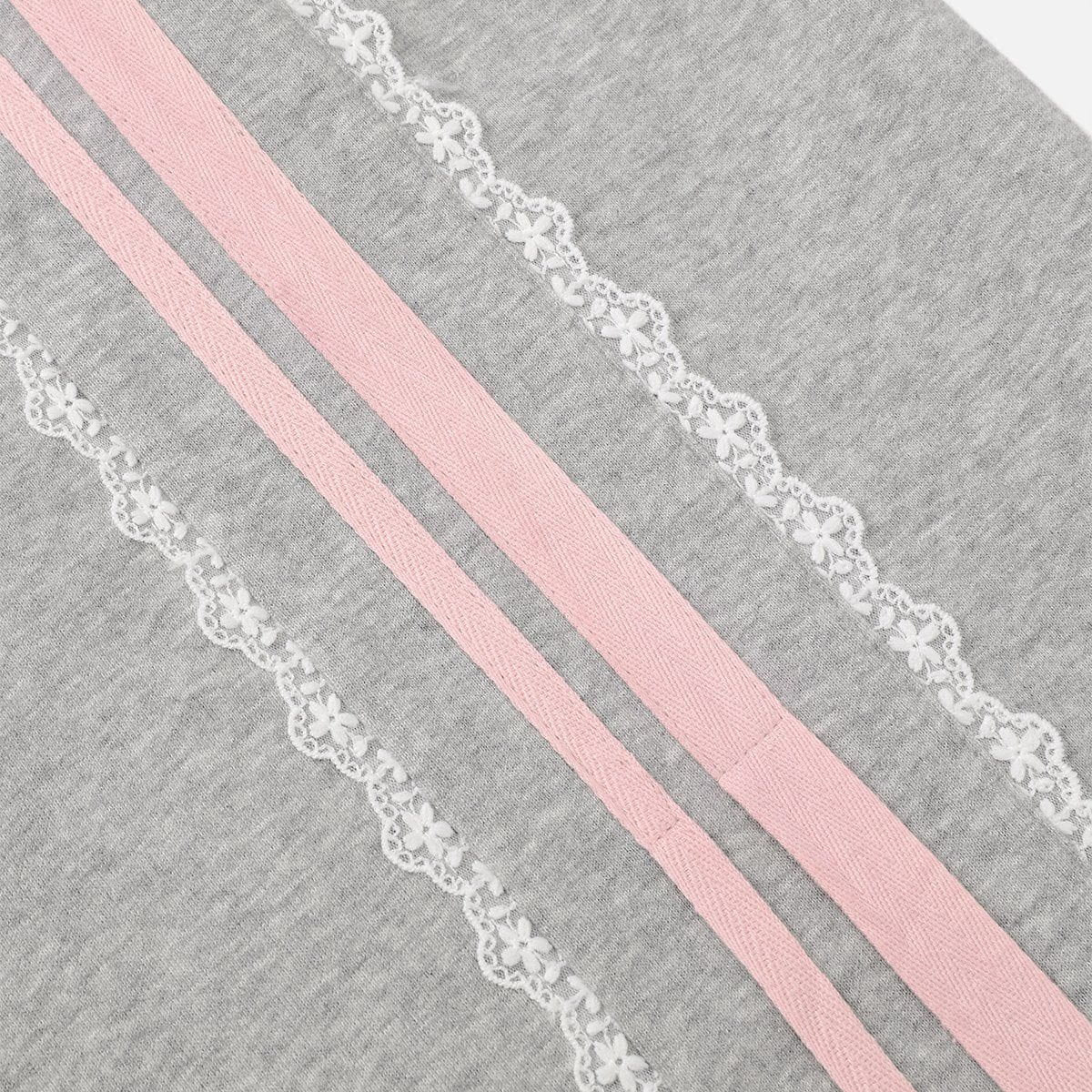 Pantalón baggy con bandas rosas y lazos laterales