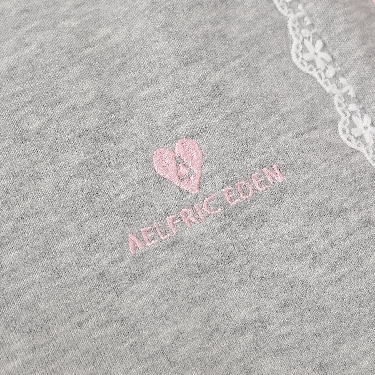 Pantalón baggy con bandas rosas y lazos laterales