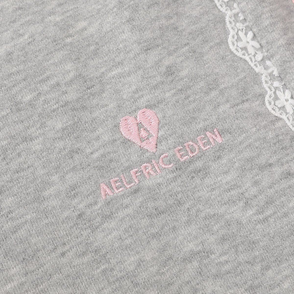 Pantalón baggy con bandas rosas y lazos laterales