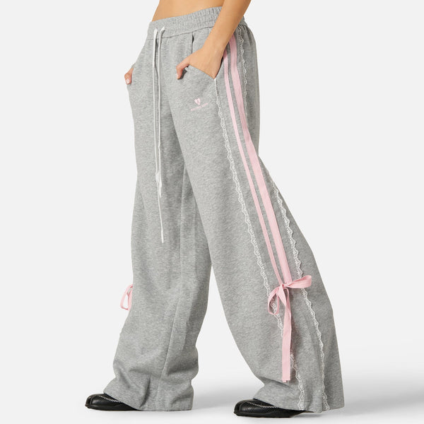 Pantalón baggy con bandas rosas y lazos laterales