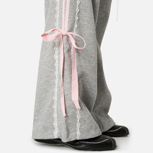 Pantalón baggy con bandas rosas y lazos laterales